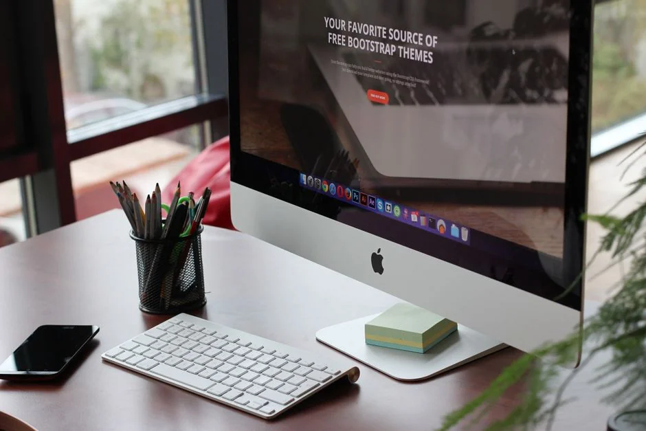 Un écran d’ordinateur moderne affichant un travail de conception web, mettant en valeur des visuels créatifs dans un espace de travail.
