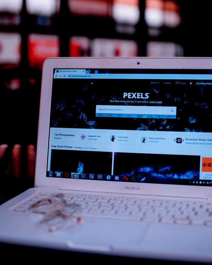 Ordinateur portable posé sur un bureau affichant la page d'accueil de Pexels, mettant en avant son interface web.