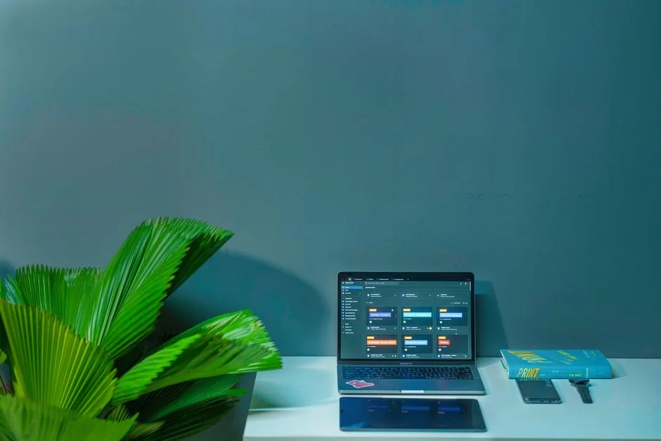 Bureau de style minimaliste avec un iMac, une lampe et de la papeterie, idéal pour des arrière-plans technologiques.